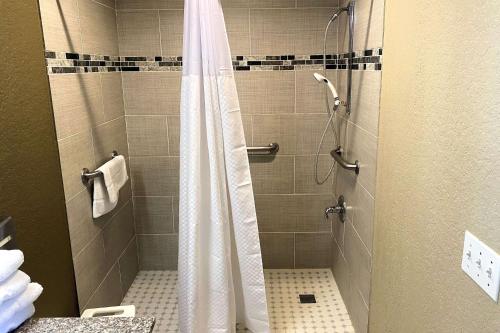 新布朗费尔斯新布劳恩费尔斯速8酒店的浴室内配有淋浴帘。