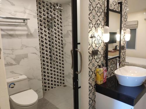 纳通市Stay Inn Nathon Samui的一间带水槽和卫生间的浴室