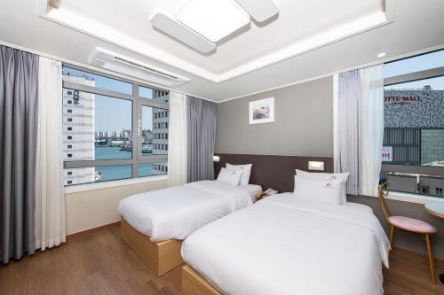 Central Park Hotel Busan客房内的一张或多张床位