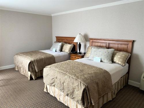 旧金山哥伦布酒店的酒店客房,设有两张床和一盏灯