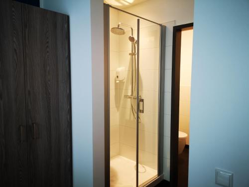 埃森New Work Hotel Essen的带淋浴的浴室和玻璃门