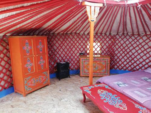 Yourte mongole véritable客房内的一张或多张床位