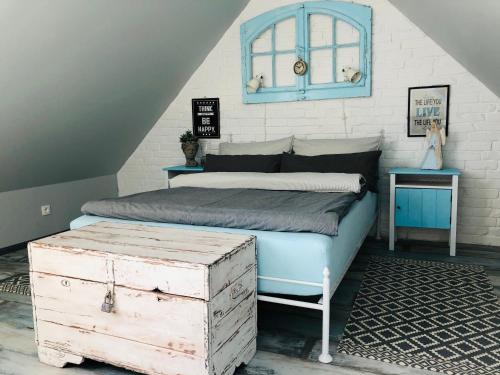 斯维诺乌伊希切Apartament Konopnickiej的一间卧室配有一张带蓝色橱柜和长裤的床