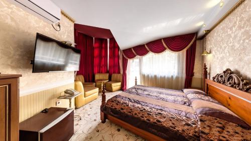 索非亚Hotel Sveti Nikola Boyana - Free Parking的酒店客房,配有床和电视