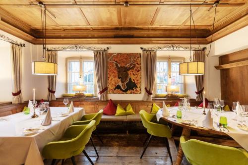 弗拉斯多夫兰德加斯托卡纳宾馆的用餐室设有桌椅和窗户。