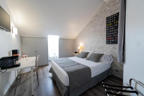 卡拉布里亚雅典娜公寓式酒店客房内的一张或多张床位