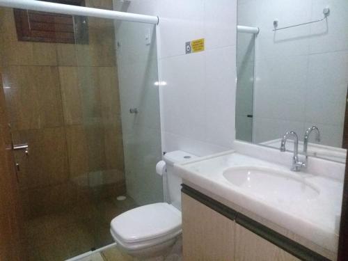 马拉戈日Maragogi Chalé Antunes的浴室配有卫生间、盥洗盆和淋浴。