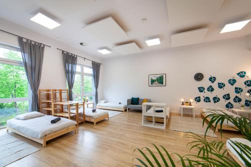 格但斯克Hostel Montessori的客厅配有床和沙发
