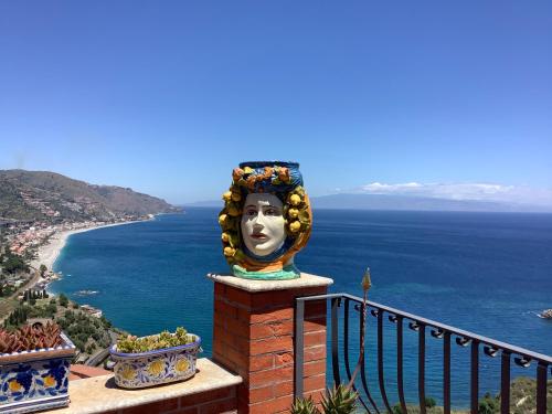 陶尔米纳玛蒂娜住宿加早餐旅馆的俯瞰大海的阳台的头像