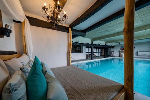 奥尔珀阿卜思酒店的客厅设有游泳池和沙发