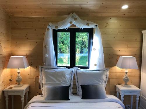 Saché雪弗里艾磨坊住宿加早餐旅馆的一间卧室配有一张带窗户和两盏灯的床。