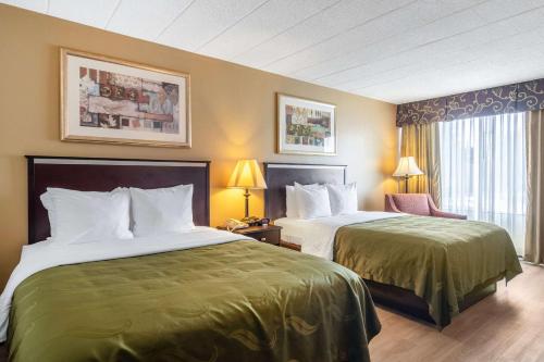 Quality Inn & Suites Indiana, PA客房内的一张或多张床位
