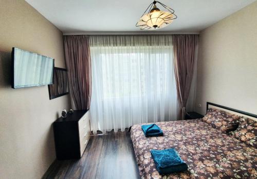 哈斯科沃Апартамент БОНИТА的一间卧室设有一张床和一个大窗户