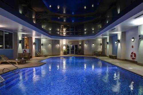 考文垂Windmill Village Hotel, Golf Club & Spa, BW Signature Collection的一座蓝色海水的大型游泳池