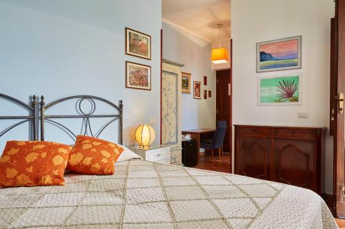 卡拉塔菲米Helimos Bed&Breakfast Segesta Temple-Castellammare的一间卧室配有带橙色枕头的床
