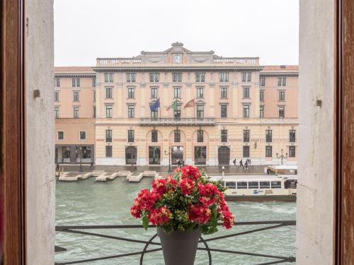 威尼斯Grand Canal Suite by Wonderful Italy的一个大建筑前的花瓶