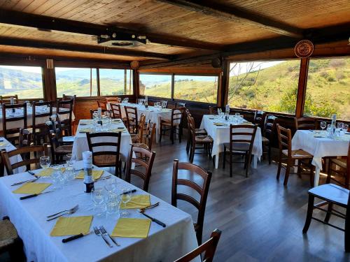 Agriturismo Leanza "La Baita"餐厅或其他用餐的地方