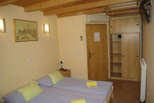 乌马格Apartments & Rooms BARBARA的一间小卧室,配有一张床和一扇木门
