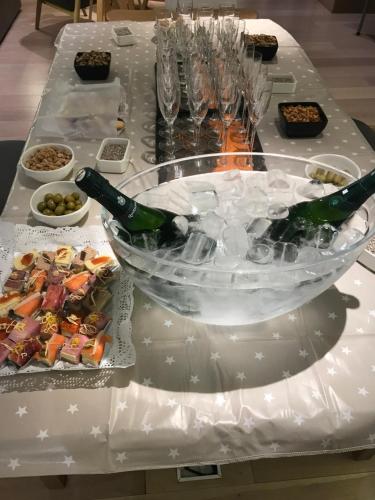 巴塞罗那白银公寓式酒店的一张桌子,上面放着一瓶香槟和一些食物