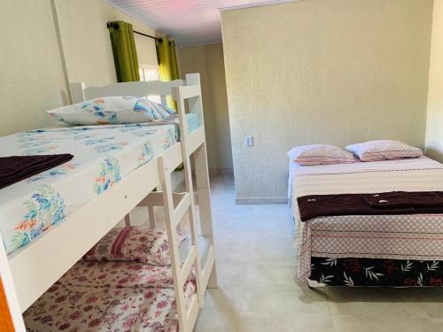 伊瓜苏Repouso do Tchê的一间客房内配有两张双层床的房间