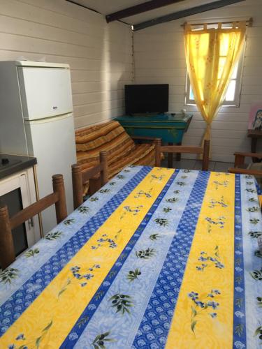 锡拉奥LE CALBANON的厨房在床上配有蓝色和黄色的被子