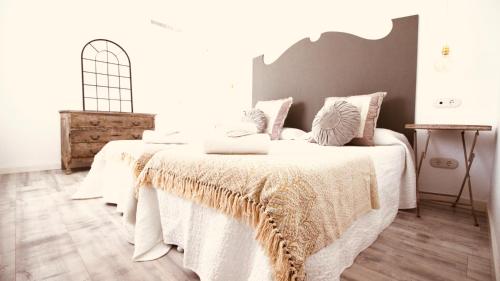 塞萨利内斯Sa Tanqueta的一间卧室配有两张带白色床单的床