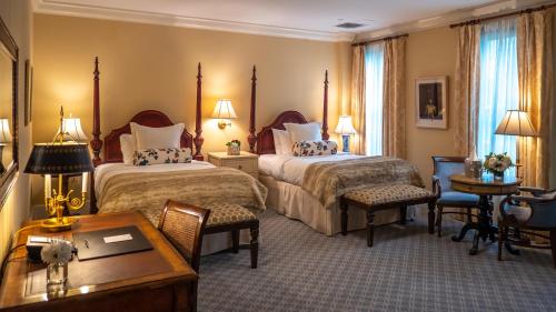 Southport德勒马南港酒店的酒店客房配有两张床和一张书桌