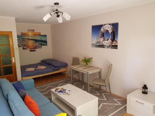 索波特SoSopot Apartament przy Plaży -150m, 2-4 osoby, parking的客厅配有蓝色的沙发和桌子