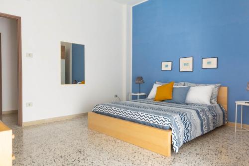 萨莱诺Gaia14的一间卧室配有一张蓝色墙壁的床