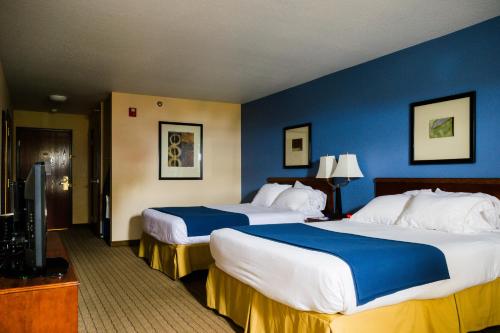 特拉弗斯城阿克米智选假日酒店客房内的一张或多张床位