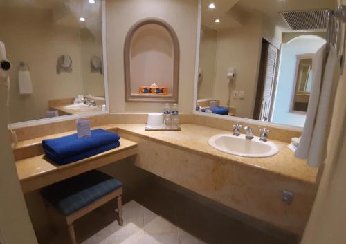 科苏梅尔衣可美诺海滩度假酒店 - 全包的一间带水槽和大镜子的浴室