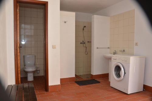 塞洛里库迪巴什图Casa das Vessadas的一间带洗衣机和卫生间的浴室