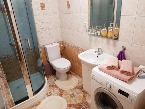 索波特SoSopot Apartament przy Plaży -150m, 2-4 osoby, parking的浴室配有卫生间、盥洗盆和洗衣机。