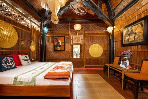 Under The Coconut Tree Hoi An Homestay客房内的一张或多张床位