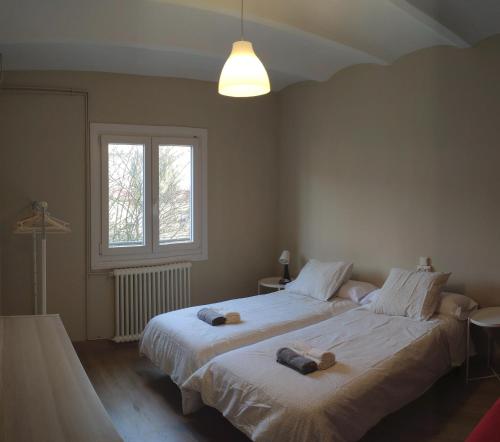 里波尔Vila Graugés的一间卧室配有一张大床,上面有两只泰迪熊