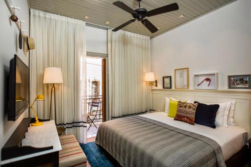 特拉维夫马克特奥斯 - 安阿特拉斯精品酒店的一间卧室配有一张床和吊扇