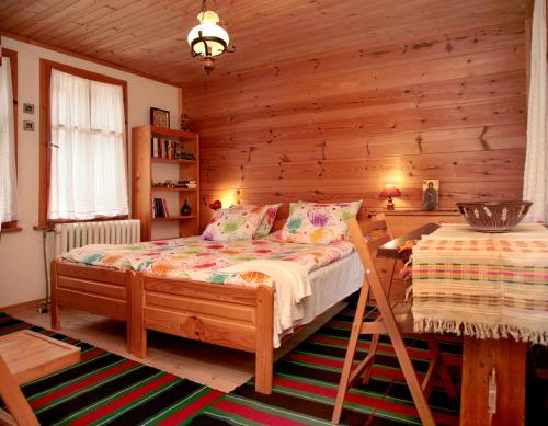 特里格拉德Къща край реката - Триград的一间卧室设有一张床和木墙
