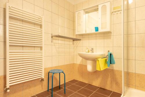 下帕霍克Modor Apartman的一间带水槽、卫生间和凳子的浴室