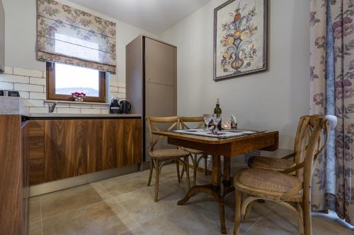 亚沃尔基Nasze Bukowinki的厨房配有桌椅和柜台。