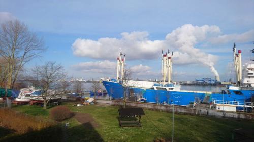 罗斯托克Haus Warnowblick Objekt 36737的一艘蓝色的大船停靠在港口