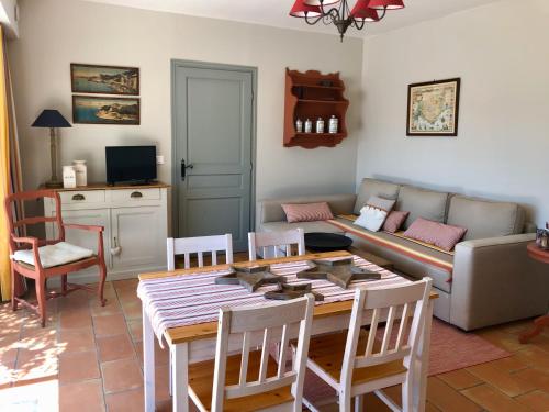 格里莫Les Aurochs的客厅配有桌子和沙发