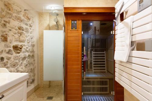 昂蒂布MAISON PICASSO的设有带步入式淋浴间和盥洗盆的浴室