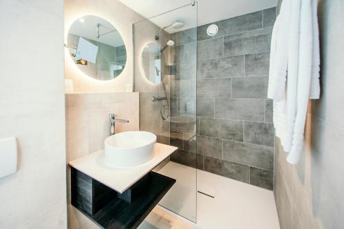 赞德沃特阿姆斯特丹海滩酒店的一间带水槽和淋浴的浴室