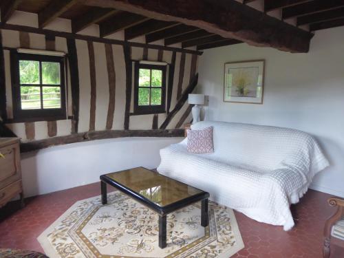 Le Mesnil-sur-BlangyGite de la Saulnière的卧室配有白色的床和桌子
