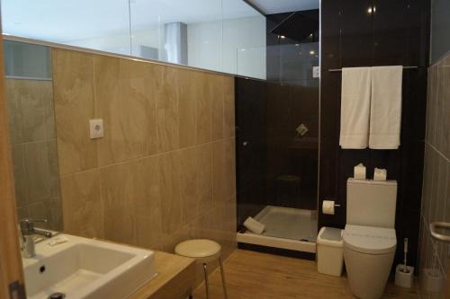 英雄港Angra Central Hotel的一间带水槽、卫生间和淋浴的浴室