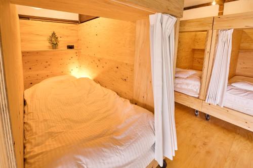 韮崎市HIKE的小木屋内一间卧室,配有两张床