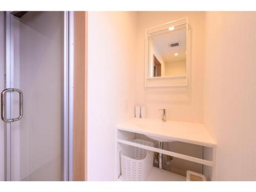 高山BEYOND HOTEL Takayama 3rd - Vacation STAY 82211的一间带水槽和镜子的浴室