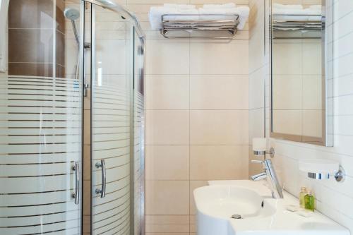 阿穆迪亚阿莫斯海湾酒店的一间带水槽和淋浴的浴室