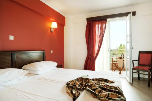 阿穆迪亚阿莫斯海湾酒店的卧室配有白色的床铺和红色的墙壁