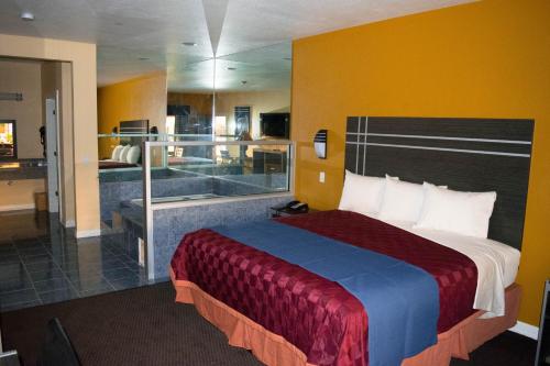 Motel 6 Houston, TX – Willowbrook Mall客房内的一张或多张床位